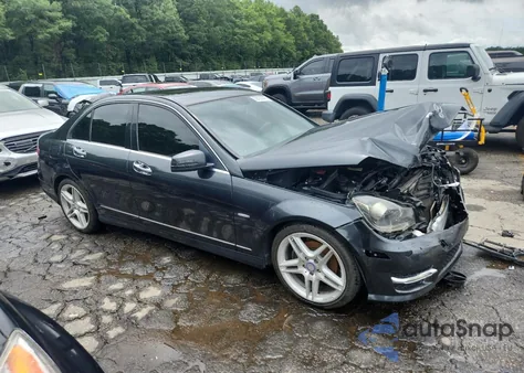 2012 Mercedes-Benz C 250 z USA, uszkodzony, nr VIN WDDGF4HBXCA615122